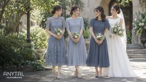 ブルー系で色と丈をそろえた3人のブライズメイドが、花嫁と笑顔で並ぶ様子