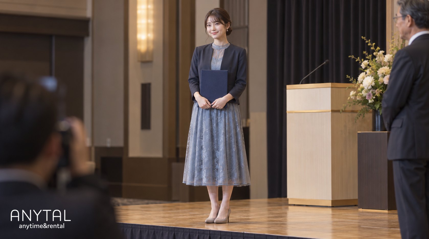 表彰式の服装｜会社で表彰される女性へ、壇上と写真で映える装いの目安
